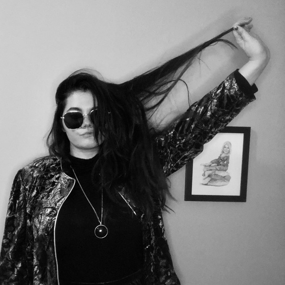 Meet your Posher, Amanda - Picture 2 of 4